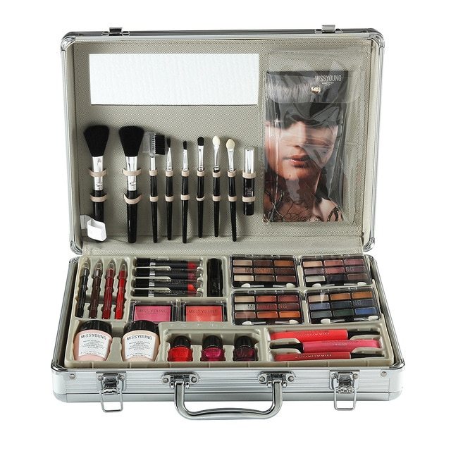 Makeup set.